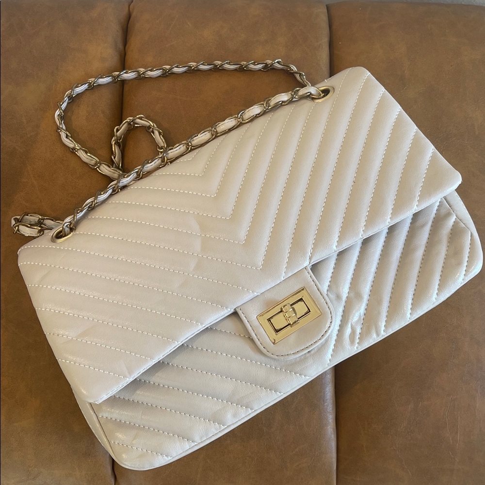 Elegant White Quilted Chevron Shoulder Bag Gold Turn Lock Chain Strap Purse